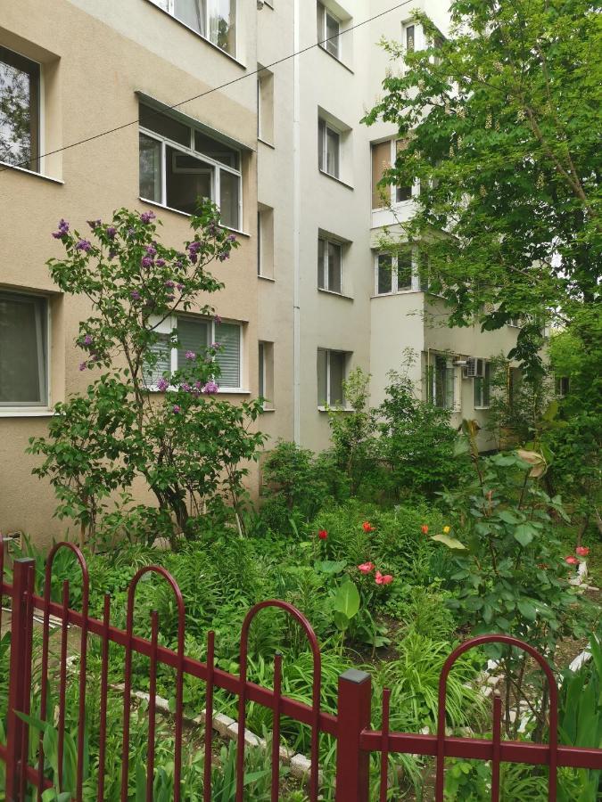Awesome Apartment Boekarest Buitenkant foto